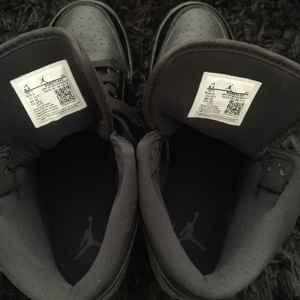 BLACK AIR JORDANS